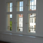 okna skrzynkowe z mosiężnymi klamki