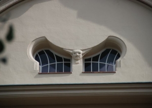okna krosnowe w kształcie nietoperza